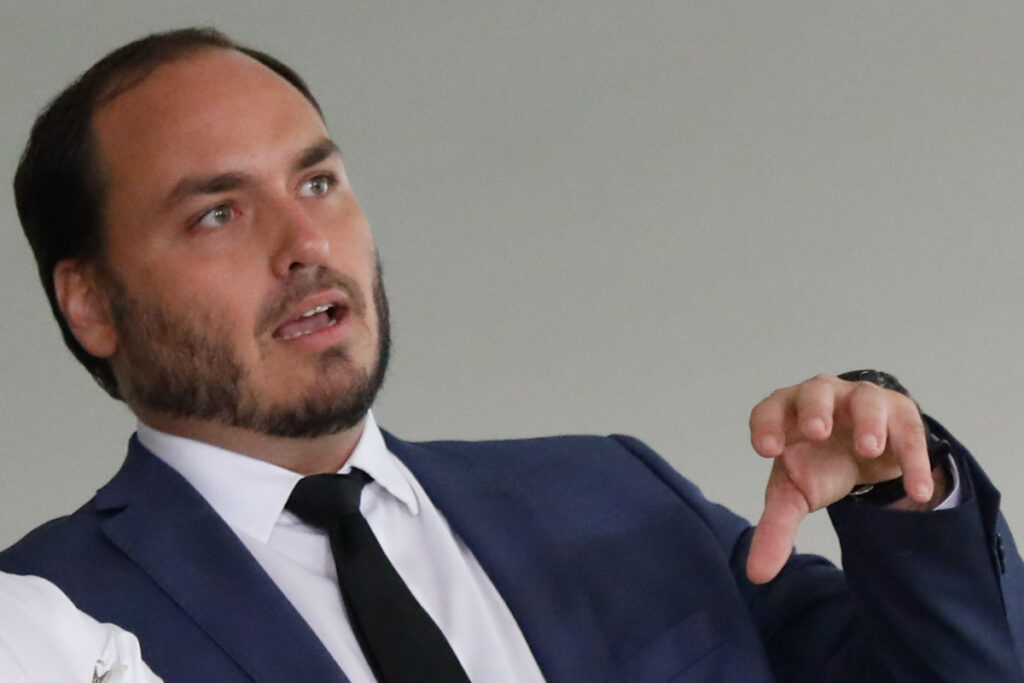 trama-golpista:-carlos-bolsonaro-cita-fux-para-questionar-acordao