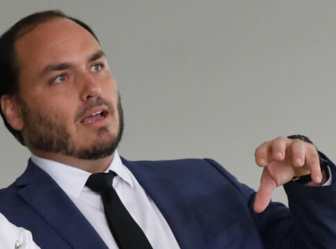 trama-golpista:-carlos-bolsonaro-cita-fux-para-questionar-acordao