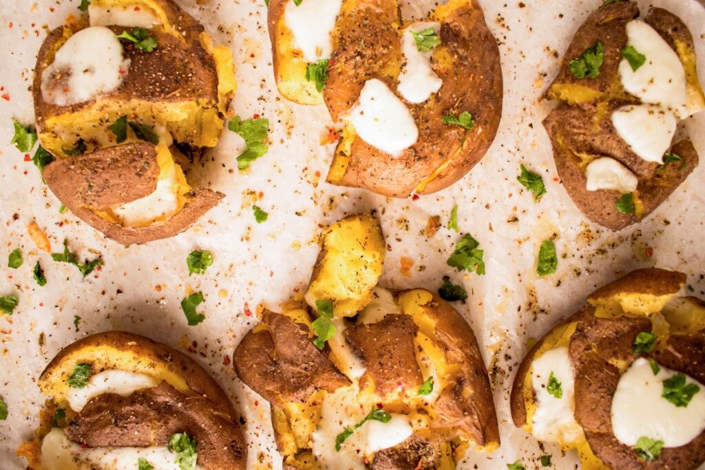 facil-e-crocante:-chef-ensina-receita-de-batata-amassada-no-forno