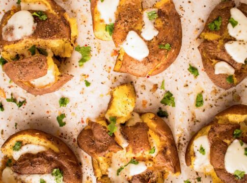 facil-e-crocante:-chef-ensina-receita-de-batata-amassada-no-forno