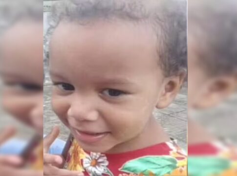 menina-de-4-anos-e-encontrada-morta,-de-cabeca-para-baixo,-em-poco