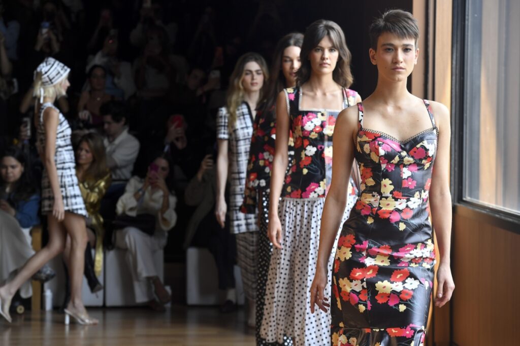 estampas-floridas-dominam-o-spfw-n60:-veja-tendencias-do-evento