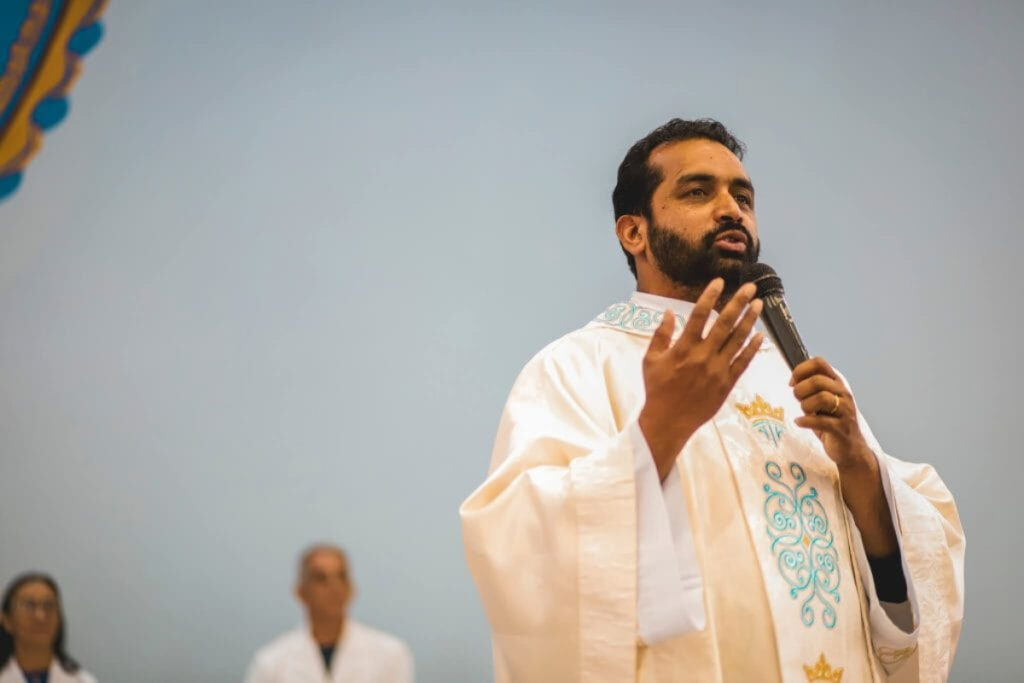 padre-e-denunciado-por-abusar-de-jovem-durante-oracao