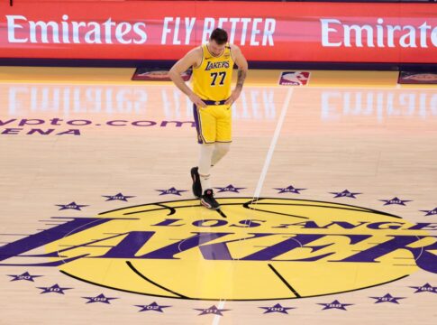 doncic-sente-dores-na-virilha-apos-marcar-43-pontos-na-estreia-da-nba