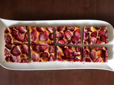 no-liquidificador:-aprenda-receita-de-bolo-de-morango-saudavel-e-facil