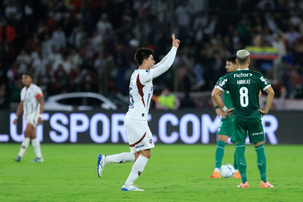 villamil-marca-novamente-e-ldu-faz-3-x-0-no-palmeiras;-veja-gol