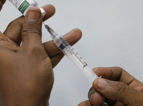 vacinacao-despenca-na-mare-em-dias-de-operacao-policial,-aponta-unicef