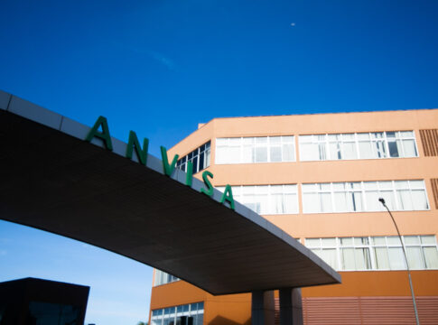 anvisa-apreende-lote-de-cha-falsificado-e-suplementos.-veja-a-lista