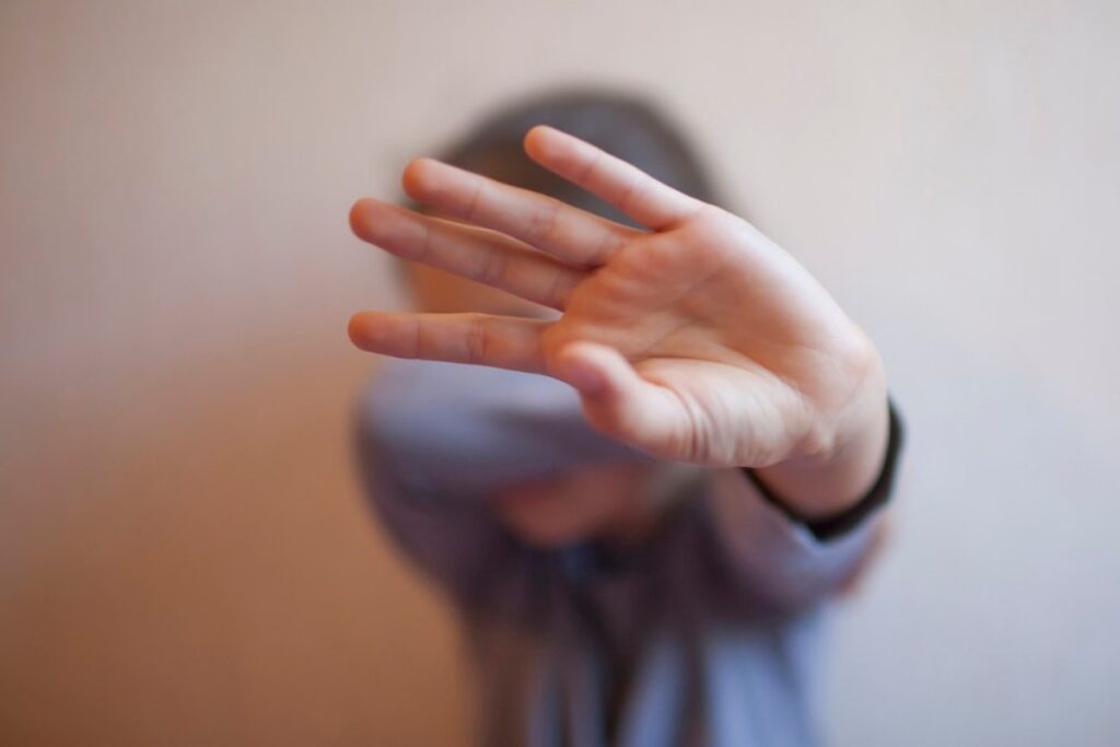 madrasta-e-condenada-por-torturar-e-dar-cerveja-para-menino-autista