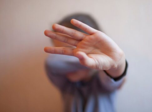 madrasta-e-condenada-por-torturar-e-dar-cerveja-para-menino-autista