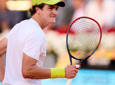 joao-fonseca-vai-a-1a-semi-de-atp-500-apos-abandono-de-rival-no-3o-set