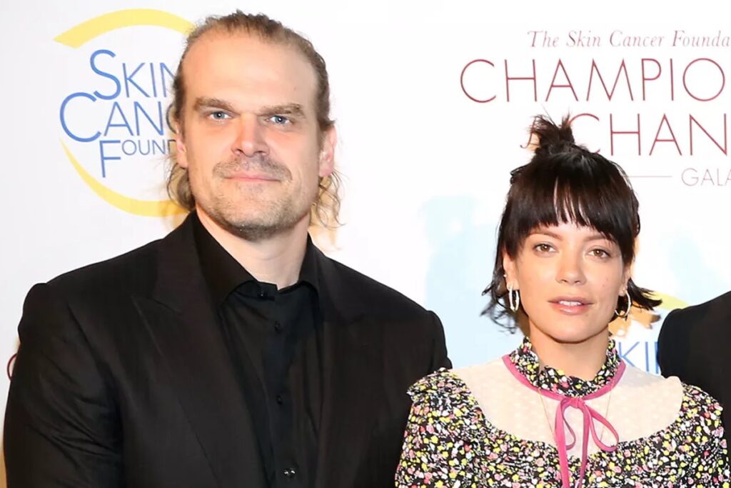 lily-allen-detona-david-harbour-em-album-surpresa:-“viciado-em-sexo”