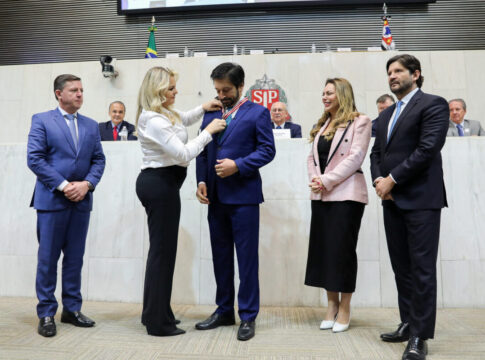 homenagem-na-alesp-projeta-nome-de-nunes-ao-governo-de-sp-em-2026