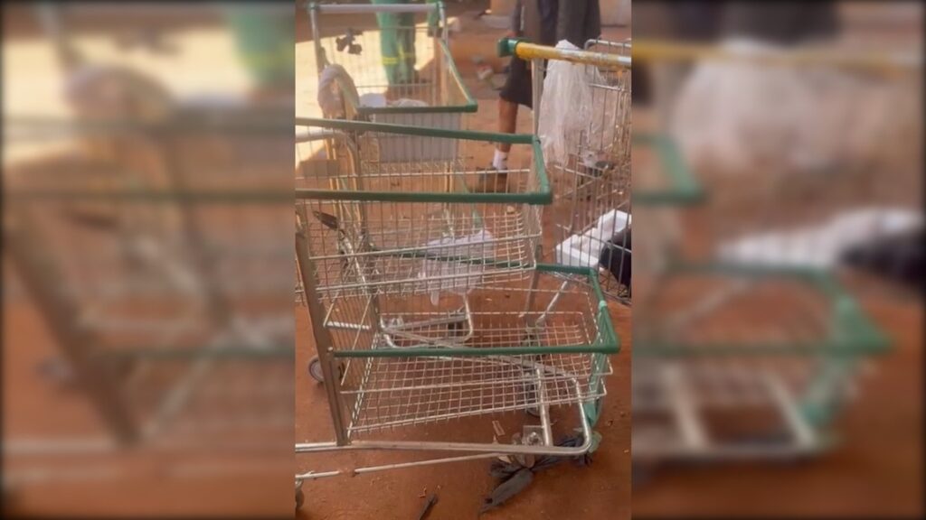 pm-recupera-30-carrinhos-de-compras-usados-em-furtos-de-cabos