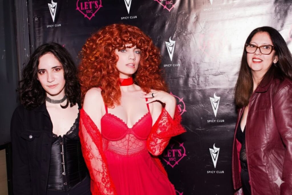 filha-leva-mae-para-casa-de-swing-e-reacao-a-surpreende.-entenda