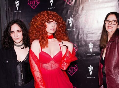 filha-leva-mae-para-casa-de-swing-e-reacao-a-surpreende.-entenda