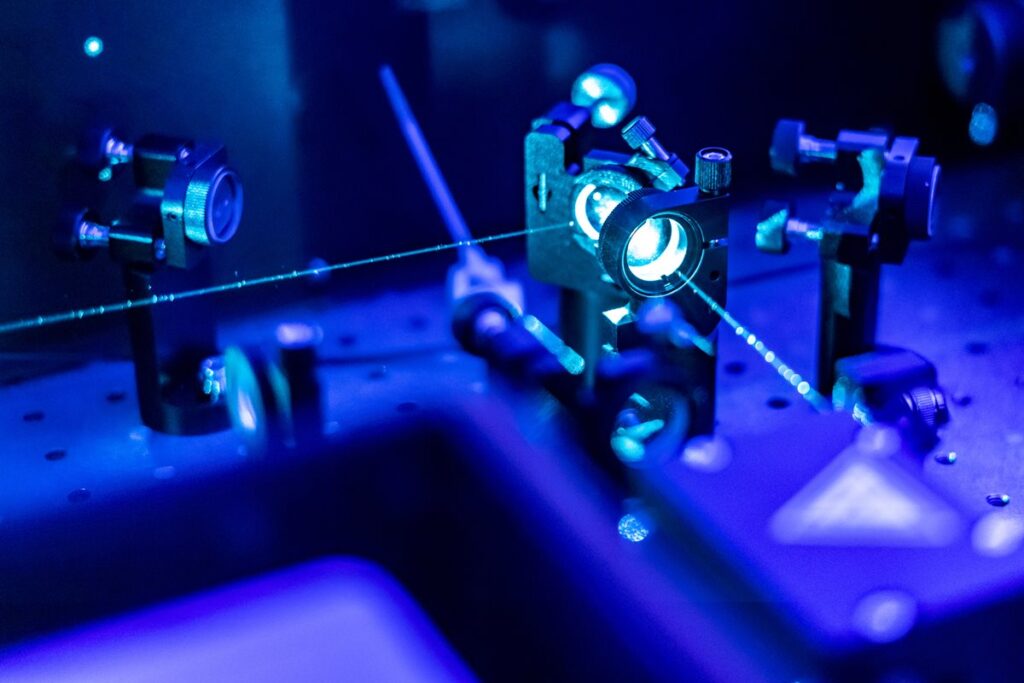 cientistas-mudam-magnetismo-de-cristal-com-pulsos-de-luz-ultrarrapida