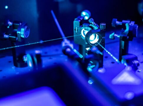 cientistas-mudam-magnetismo-de-cristal-com-pulsos-de-luz-ultrarrapida