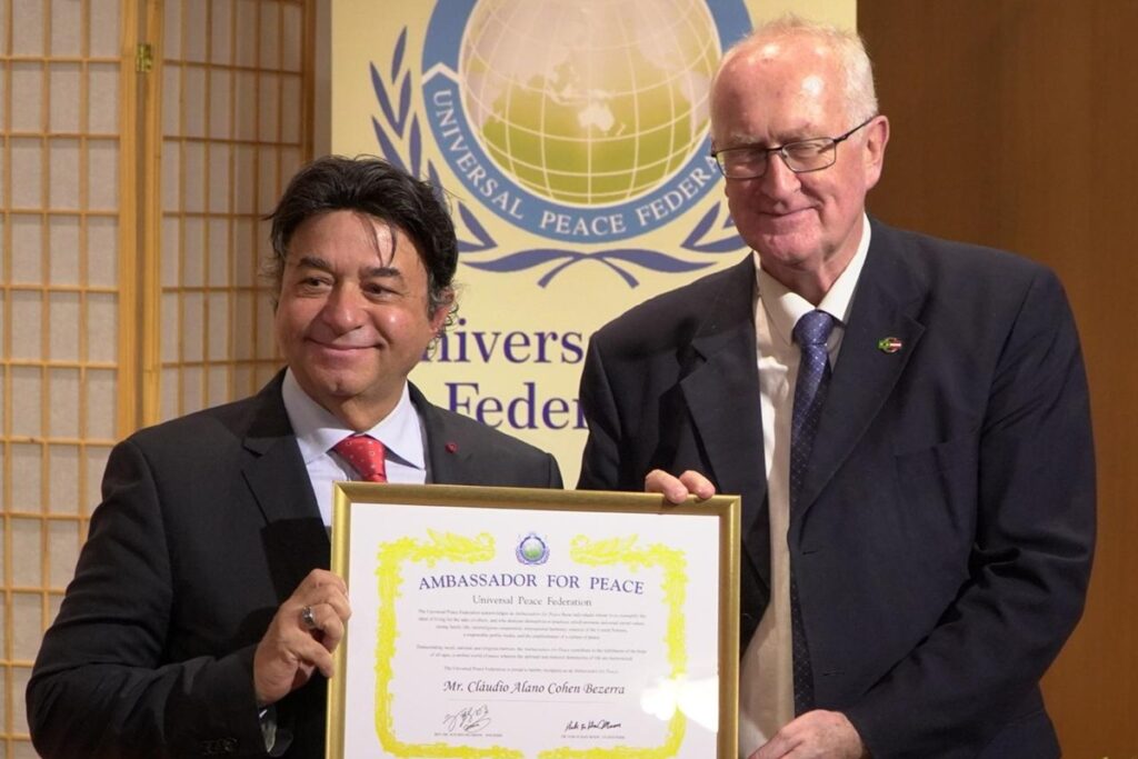 maestro-claudio-cohen-recebe-titulo-de-embaixador-da-paz-em-viena