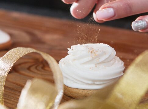 por-que-a-anvisa-proibiu-usar-glitter-para-decoracao-em-confeitaria