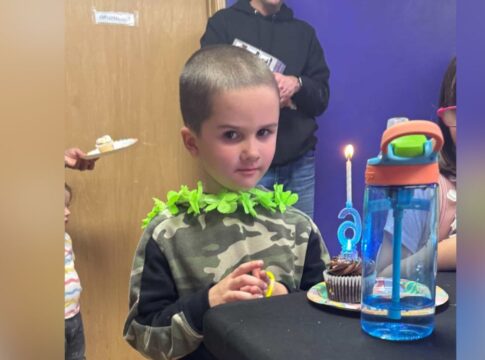 menino-recebe-surpresa-ao-participar-de-aniversario-de-amiga-da-escola