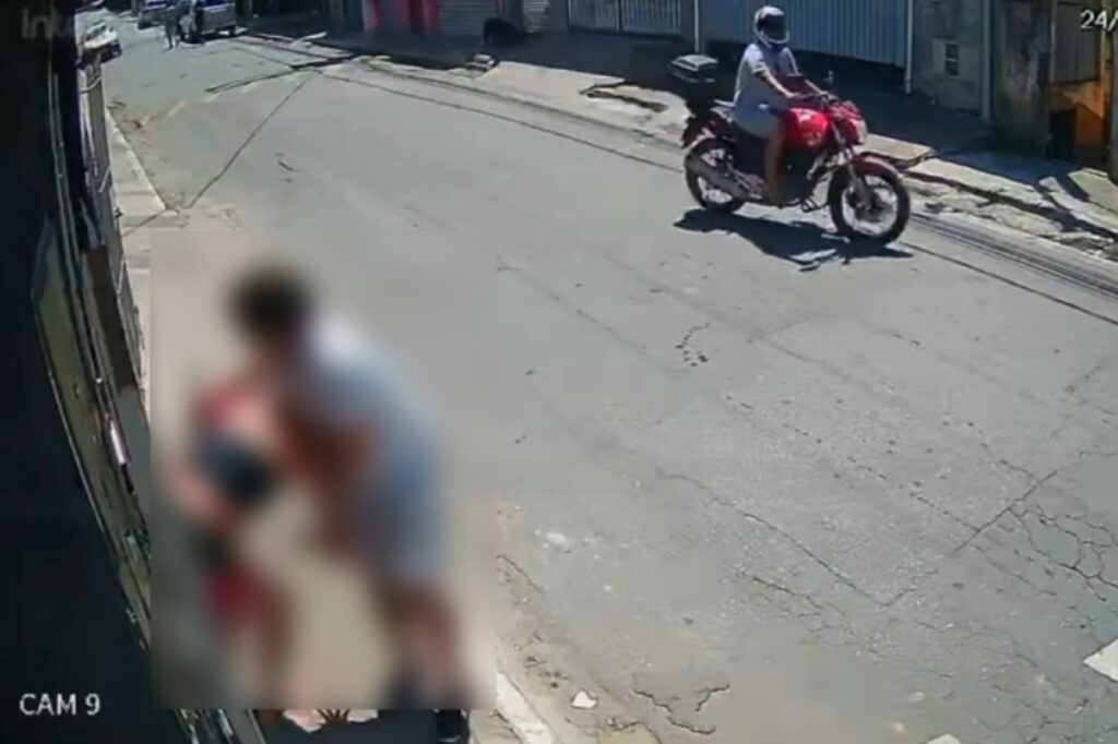 imagens-fortes:-jovem-leva-facadas-do-companheiro-apos-briga-em-sp