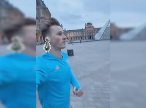 roubo-no-museu-do-louvre-provoca-onda-de-memes-pelo-mundo.-video