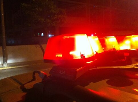 mae-e-presa-suspeita-de-obrigar-filhos-a-roubar-para-comprar-drogas