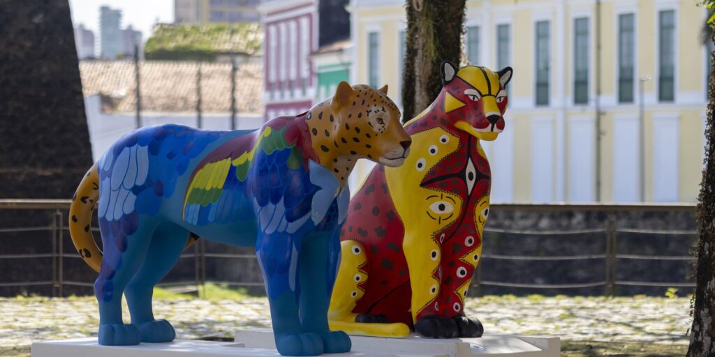 belem-vira-galeria-a-ceu-aberto-com-estatuas-de-oncas-coloridas