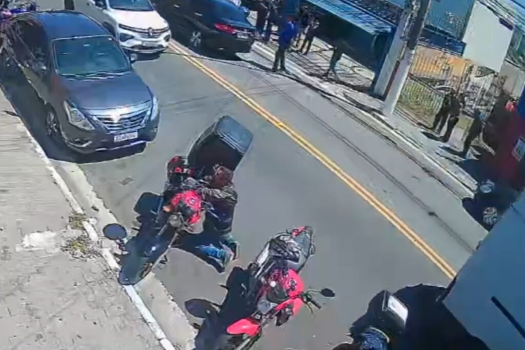 video:-vitima-ajoelha-e-reza-apos-escapar-de-assalto-com-ajuda-de-pm