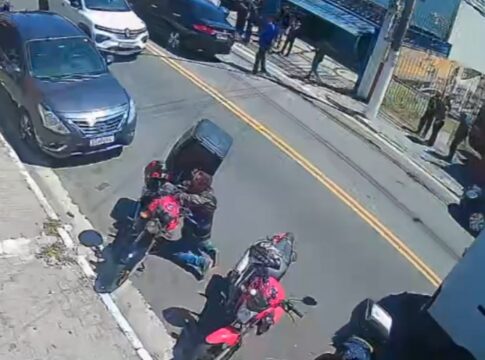 video:-vitima-ajoelha-e-reza-apos-escapar-de-assalto-com-ajuda-de-pm