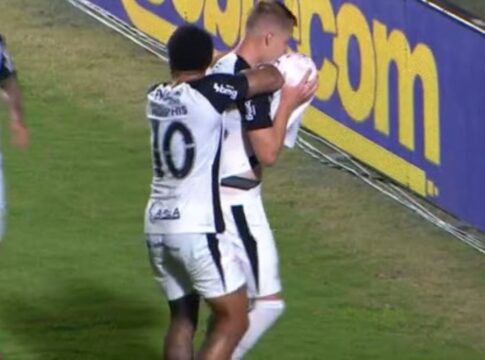 com-um-a-menos,-corinthians-faz-gol-no-final-e-triunfa-sobre-vitoria