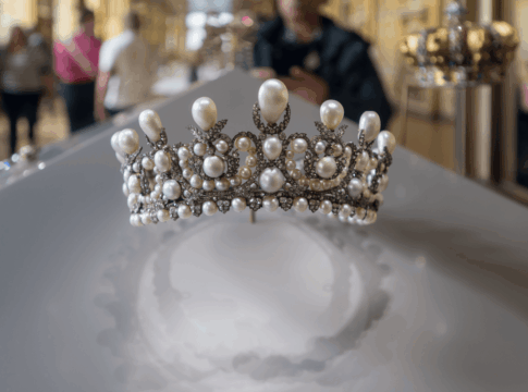 apos-roubo-no-louvre,-joias-sao-levadas-ao-banco-da-franca