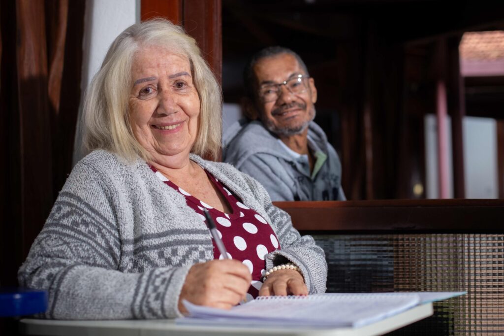 aos-80-anos,-aluna-da-unb-leva-marido-com-alzheimer-para-as-aulas