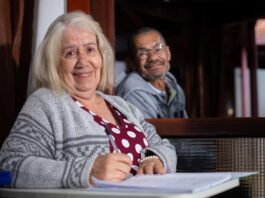 aos-80-anos,-aluna-da-unb-leva-marido-com-alzheimer-para-as-aulas