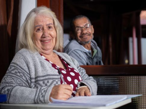 aos-80-anos,-aluna-da-unb-leva-marido-com-alzheimer-para-as-aulas