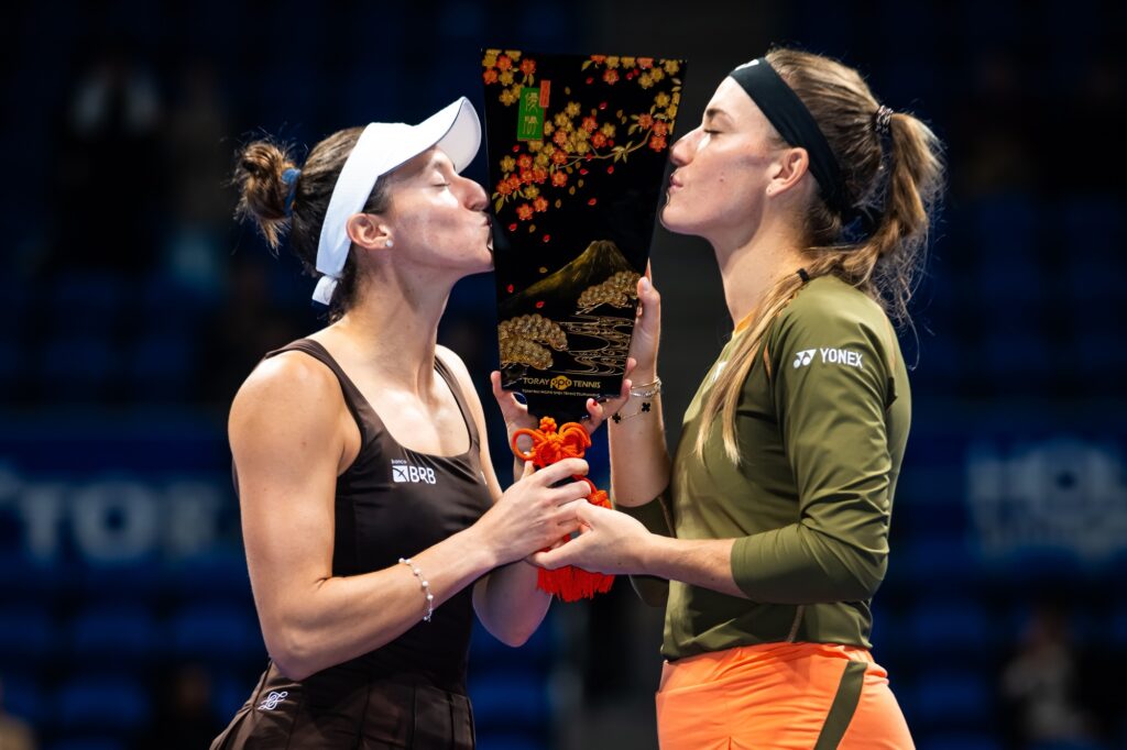 luisa-stefani-conquista-o-titulo-de-duplas-do-wta-500-de-toquio