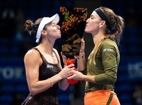 luisa-stefani-conquista-o-titulo-de-duplas-do-wta-500-de-toquio