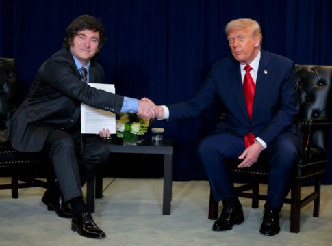 milei-na-eleicao-com-a-economia-atrelada-a-trump-(por-cristina-sille)