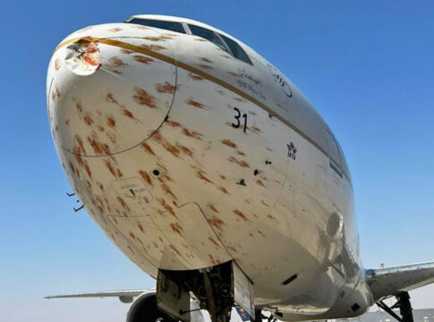 video:-aviao-atinge-passaros-na-decolagem-e-fica-coberto-de-sangue