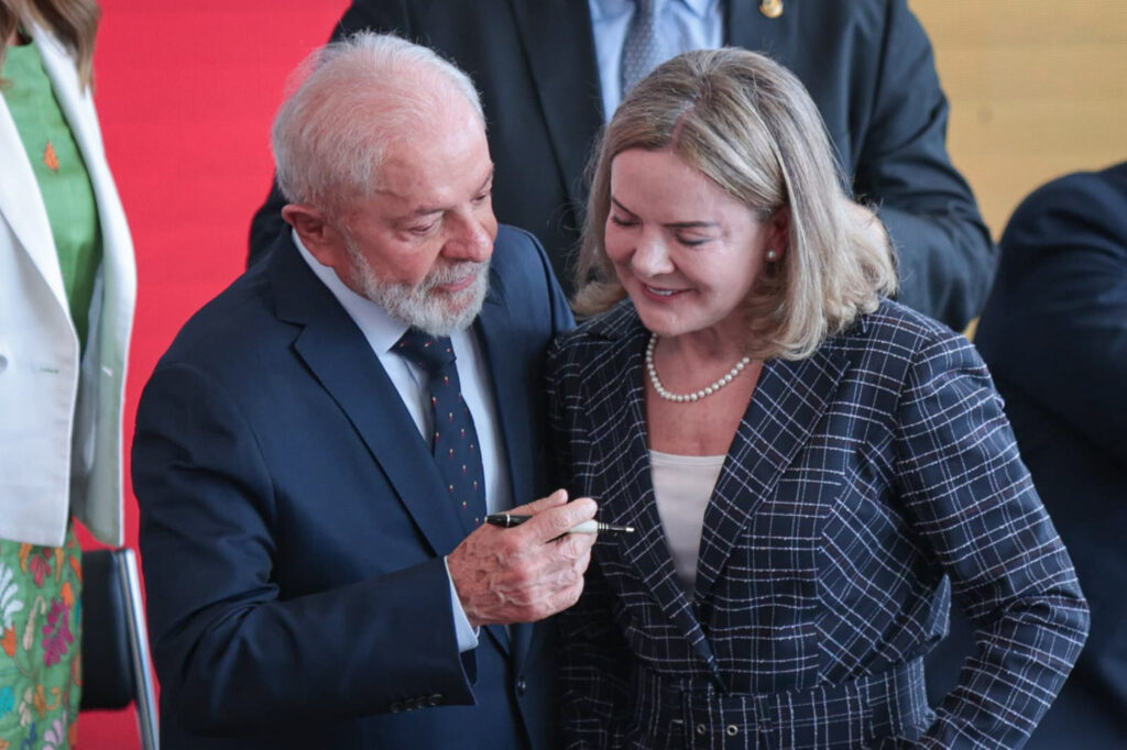 gleisi-celebra-dialogo-de-lula-e-trump-e-alfineta-bolsonaro e tarcisio