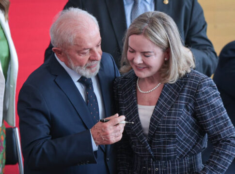 gleisi-celebra-dialogo-de-lula-e-trump-e-alfineta-bolsonaro e tarcisio