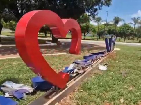 coracao-partido:-letreiro-de-boas-vindas-de-regiao-do-df-e-destruido
