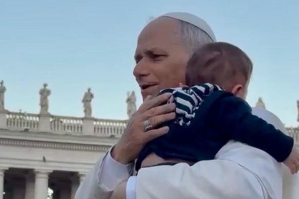 papa-leao-xiv-abraca-bebe-do-interior-de-sp:-“momento-especial”.-video