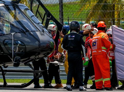 video:-acidente-na-moto3-da-malasia-deixa-pilotos-gravemente-feridos
