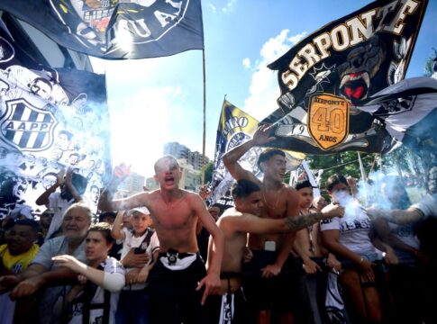 ponte-preta-mostra-festa-da-torcida-antes-de-final-da-serie-c