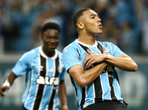 com-show-de-carlos-vinicius,-gremio-derrota-juventude-pelo-brasileirao