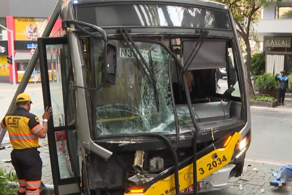 transito-na-alameda-santos-e-interditado-apos-acidente-com-onibus