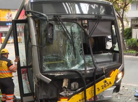 transito-na-alameda-santos-e-interditado-apos-acidente-com-onibus