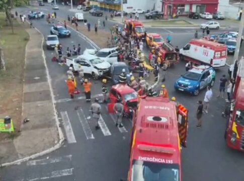 engavetamento-com-carros-e-motos-deixa-6-feridos-em-goiania.-video